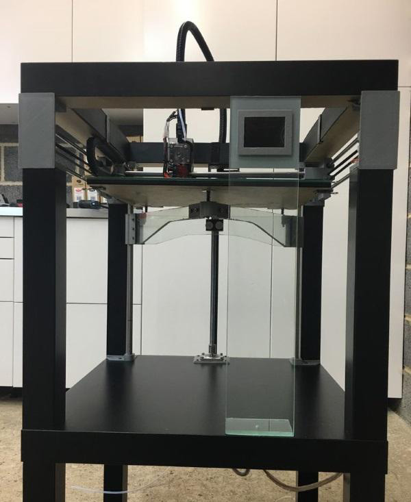 創客將宜家桌子改造成精美3D打印機
