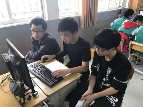 “發現杯”中國青少年編程挑戰活動廣州賽區，近500名編程小達人競技