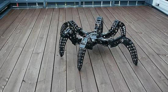 體型輕盈走位靈活 工程師制作狼蛛全地形機器人